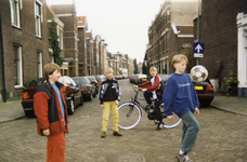 108653 Afbeelding van voetballende kinderen in de Mauritsstraat te Utrecht.N.B. De foto is gemaakt door Elwyn Davis. ...